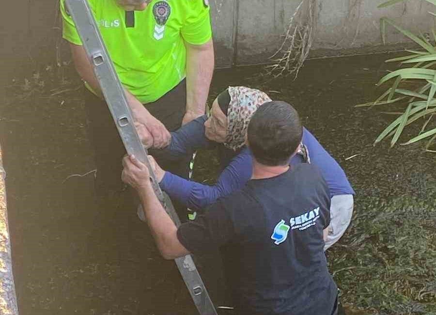 Dereye atlayan kadını, polis ve belediye çalışanı kurtardı Sakarya’nın Adapazarı ilçesinde Çark Deresi’ne atladığı iddia edilen bir kadın,