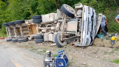 Kastamonu’nun Çatalzeytin ilçesine devrilen hafriyat kamyonunun sürücüsü hayatını kaybetti. Kaza,