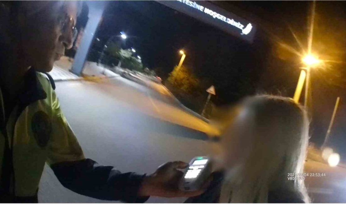 Direksiyon başında uyurken yakalanan alkollü sürücüye ceza yağdı Yalova-İzmit karayolunda sağ şeritte durdurduğu otomobilde direksiyon başında uyuyan sürücü,