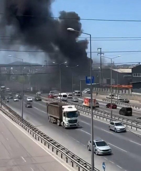 Kocaeli’nin Gebze ilçesinde döküm fabrikasında çıkan yangın sebebiyle gökyüzü siyah