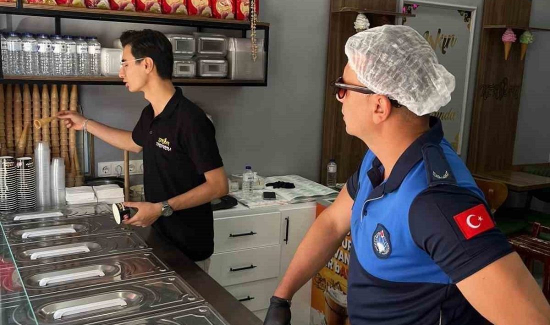 Bilecik’te zabıta ekipleri dondurma satılan işyerlerinde denetimler yaparken, tüketime uygun