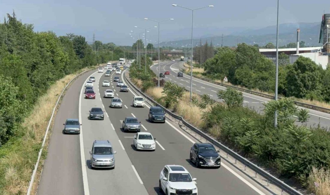 Dönüş göçü başladı: Trafik durma noktasına geldi Kurban Bayramı’nı memleketlerinde geçirenler dönüş göçüne başlarken, Düzce geçişinde trafik