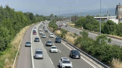 Kurban Bayramı’nı memleketlerinde geçirenler dönüş göçüne başlarken, Düzce geçişinde trafik