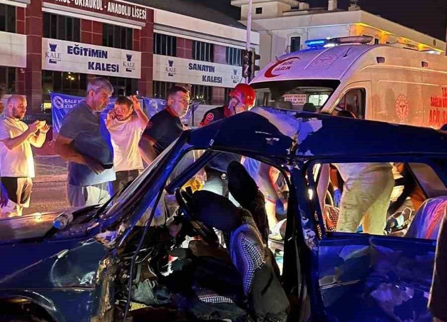 Duble yolda iki otomobil çarpıştı: 5 yaralı Sakarya’nın Adapazarı ilçesinde duble yolda iki otomobilin çarpışması neticesinde meydana