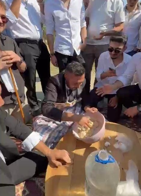 Düğün konvoyunda damada hamur yoğurttular Bolu’da düğün konvoyunda damadın arkadaşları, yolu yer sofrasıyla kesip damada