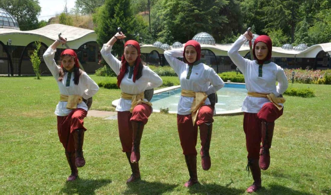 Yaşları 12 ile 20 arasında değişen kızlardan oluşan Kılıç Kalkan