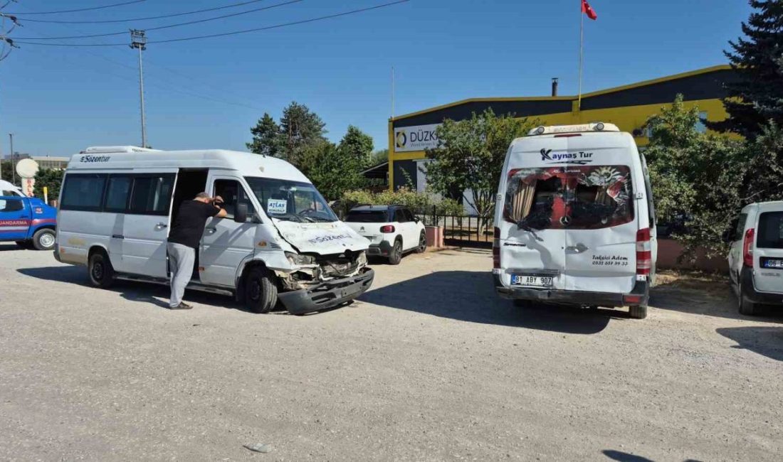 Düzce’de 2 servis aracı ve tır kazaya karıştı: 6 yaralı DÜZCE (İHA) – Düzce’de 2servis aracı ve tırın karıştığı kazada