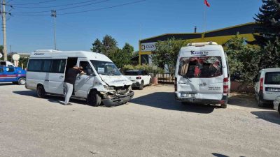 DÜZCE (İHA) – Düzce’de 2servis aracı ve tırın karıştığı kazada