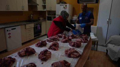 Düzce Belediyesi 86 aileye kurban eti dağıtımı yaptı. Düzce Belediyesi,