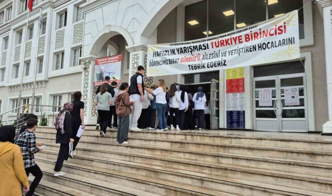 Düzce’de nefesler tutuldu YKS heyecanı başladı Yükseköğretim Kurumları Sınavı’nın (YKS) birinci oturumu için Düzce’de sınav yerlerine