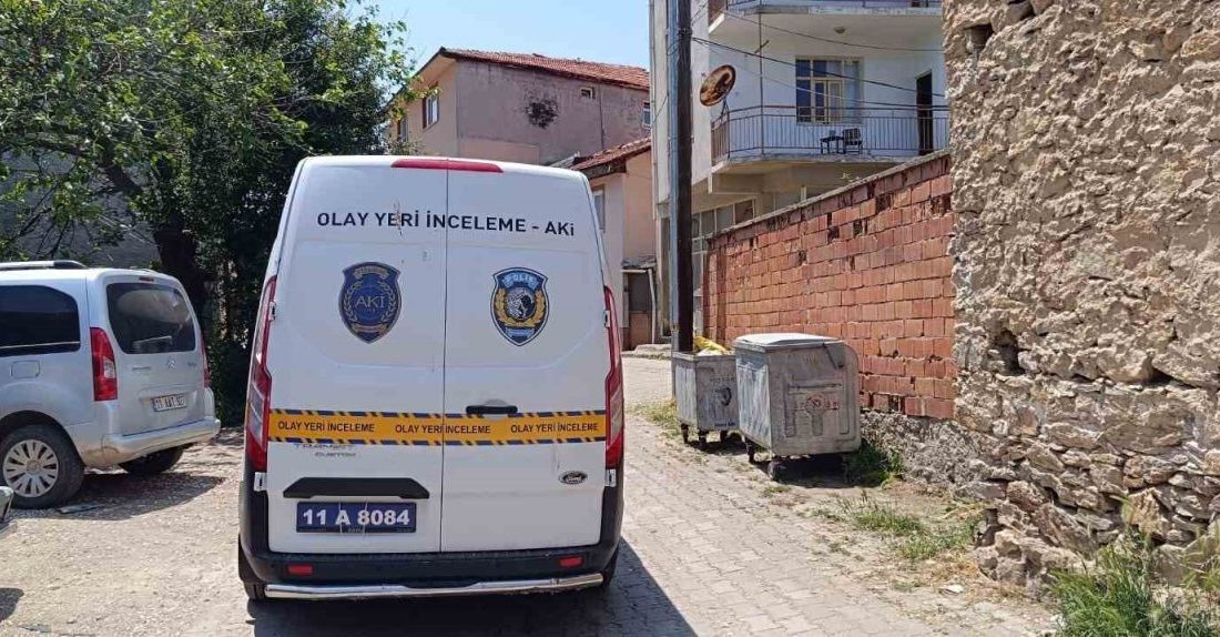 Bilecik’in Pazaryeri ilçesinde bir apartman dairesinin balkonundan düşen emekli öğretmen