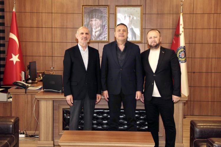 Emniyet Müdürü Yılmaz’a ziyaret Kahramanmaraş Büyükşehir Belediyesi Eski Genel Sekreteri ve Sakarya Üniversitesi Öğretim