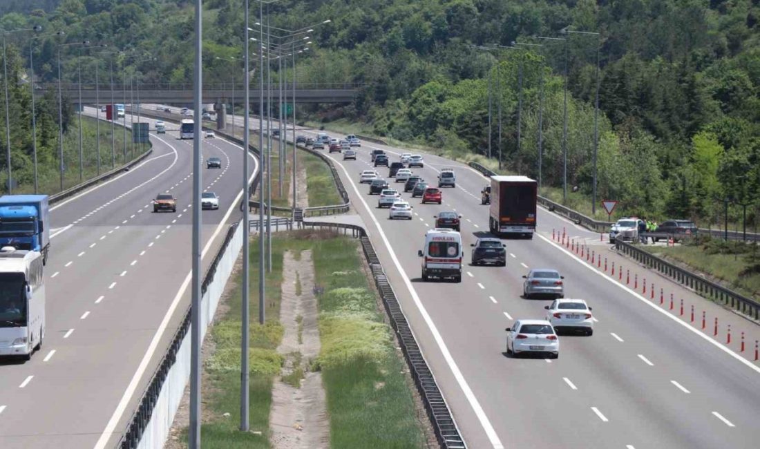 Erkenden yola çıkan tatilciler Bolu geçişinde akıcı yoğunluk oluşturuyor Türkiye’nin en önemli geçiş güzergahlarından biri olan TEM Otoyolu ve
