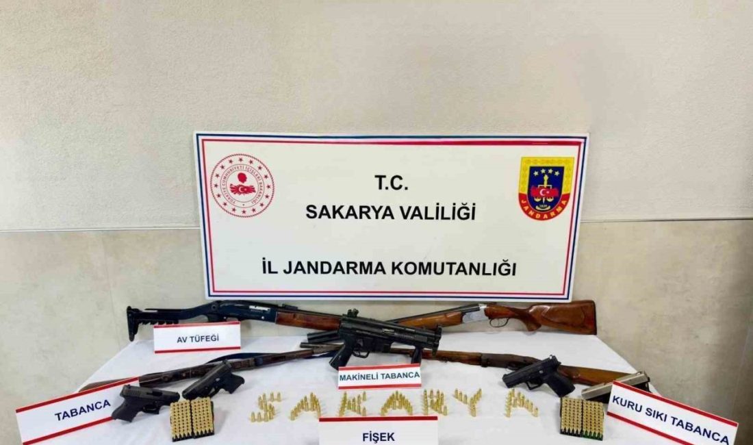 Evi cephaneliğe çevirmiş Sakarya’nın Sapanca ilçesinde, jandarma ekiplerince gerçekleştirilen operasyonda, silah ve mühimmat