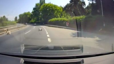 Kocaeli’nin Gölcük ilçesinde tırın dorsesindeki kablo makaraları hareket halindeyken yola