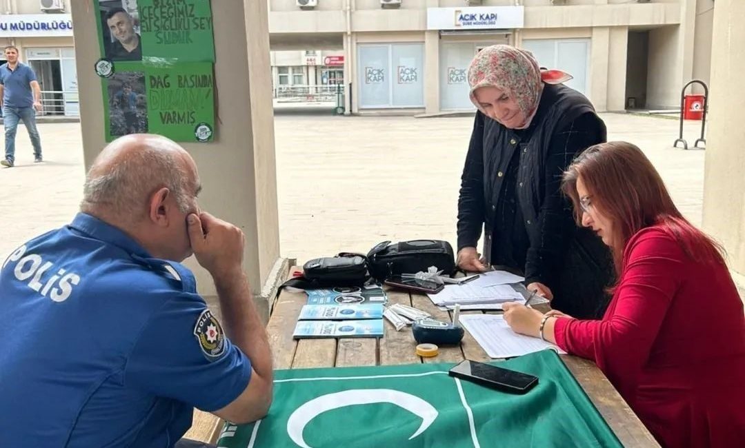 Farkındalık standına vatandaşlardan ilgi DÜZCE (İHA) – Düzce Valiliği’nin bulunduğu kampüste sigaranın sağlığa zararları