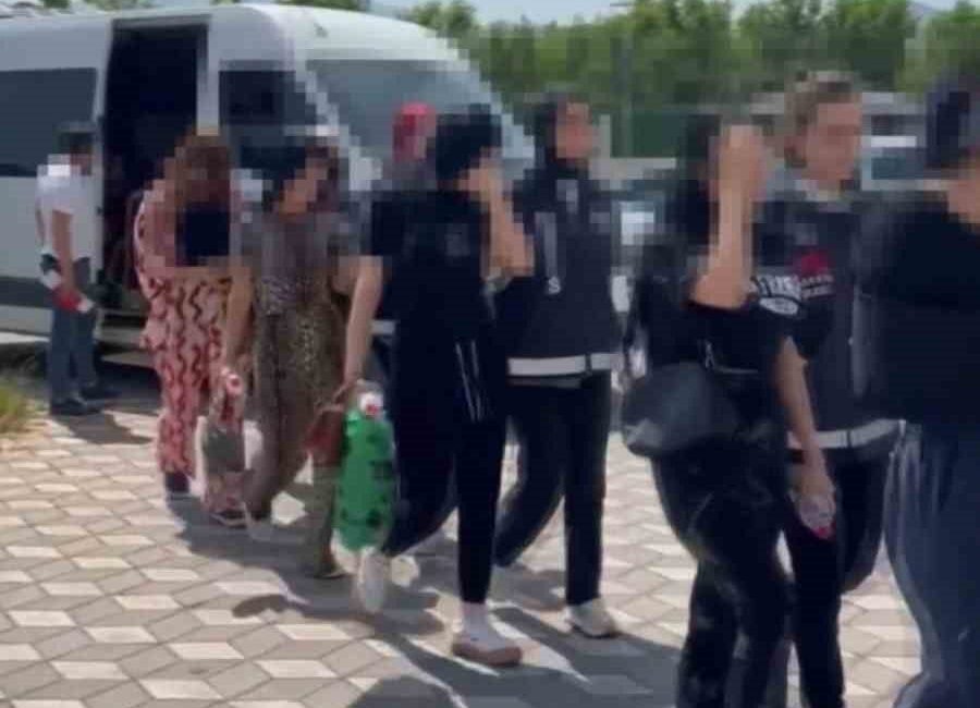 Fuhuş operasyonunda 6 şüpheli yakalandı, 6 mağdur kadın kurtarıldı Kocaeli ve İstanbul’da yapılan eş zamanlı fuhuş operasyonunda 6 şüpheli