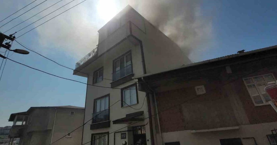 Gebze’de 3 katlı binanın çatısında çıkan yangın kontrol altına alındı Kocaeli’nin Gebze ilçesinde 3 katlı binadaki çatı yangını, itfaiye ekiplerince