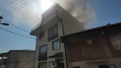 Kocaeli’nin Gebze ilçesinde 3 katlı binadaki çatı yangını, itfaiye ekiplerince