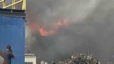 Kocaeli’nin Gebze ilçesinde hurda sahasında çıkan yangına ekiplerin müdahalesi sürüyor.