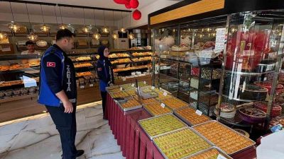 Gebze’de zabıta ekipleri, bayram öncesinde tatlı üretimi ve satışı yapan
