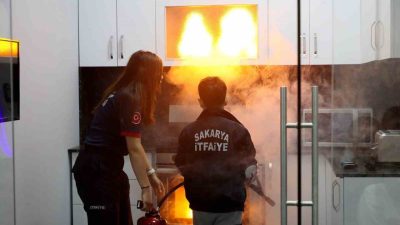 Sakarya Büyükşehir Belediyesi, eğitim programlarıyla ilkokul öğrencilerine deprem ve yangın