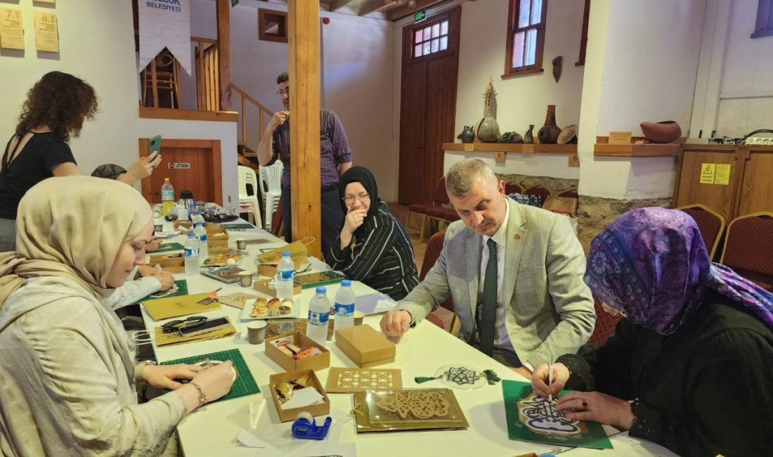 Geleneksel sanatlar yaşatılıyor Gölcük Belediyesi, geleneksel sanatları yaşatma amacıyla “Kat-ı Sanatı Çalıştayı” düzenledi.