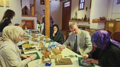 Gölcük Belediyesi, geleneksel sanatları yaşatma amacıyla “Kat-ı Sanatı Çalıştayı” düzenledi.