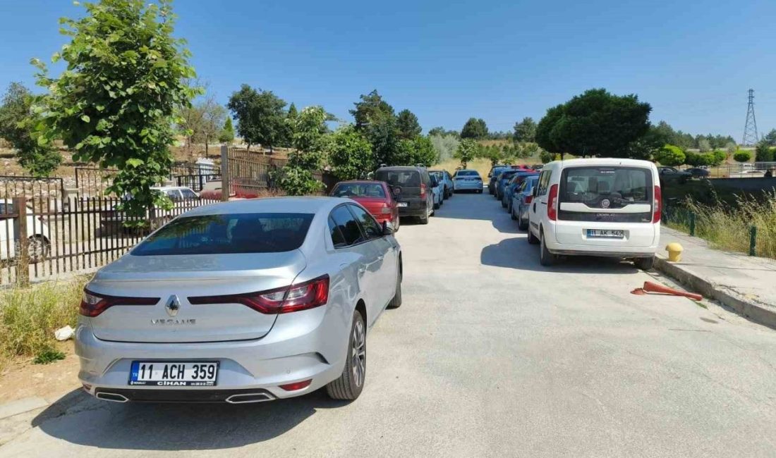 Gelişi güzel parklanma sürücüleri zora sokuyor Bilecik Eğitim ve Araştırma Hastanesi’nin kronik hala gelen otopark sorunu