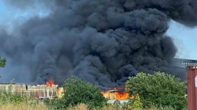 Kocaeli’nin İzmit ilçesinde geri dönüşüm fabrikasında çıkan yangın, ekiplerin yaklaşık