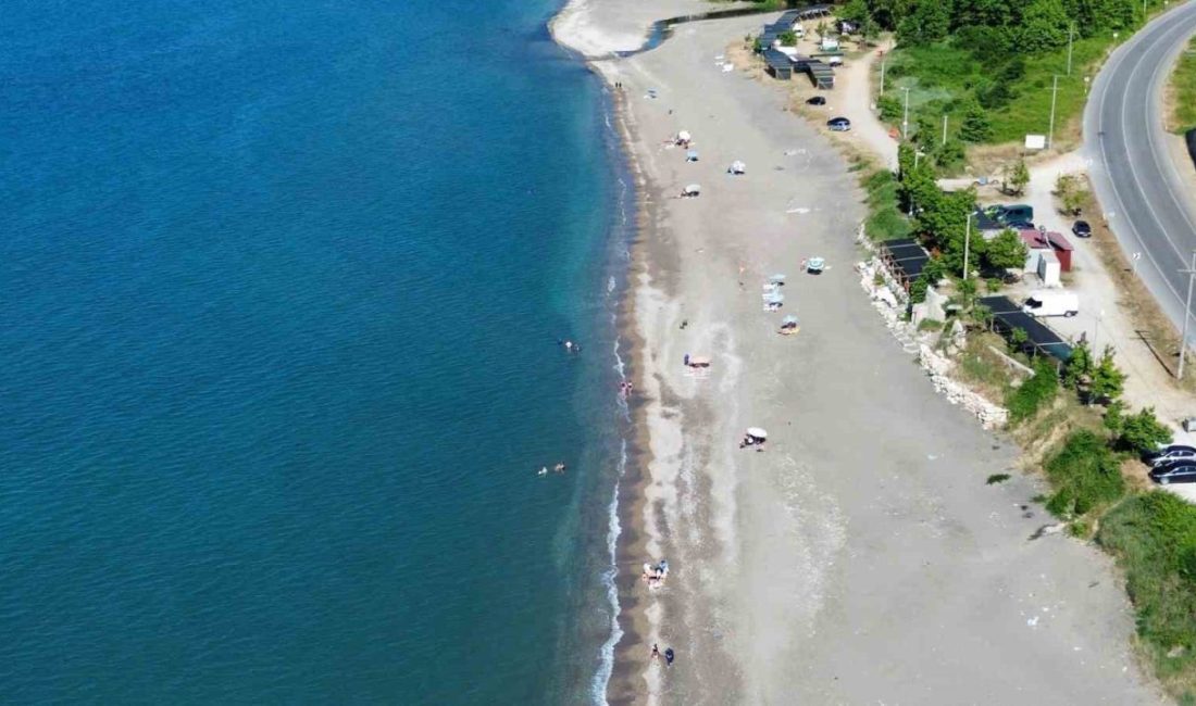 Giriş yasağı kalkmasına rağmen, sahiller boş kaldı Hava şartları sebebi ile denize girişlerin yasaklandığı Akçakoca’da yasağın kalkmasına