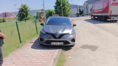 Kocaeli’nin Gölcük ilçesinde hafif ticari araç ile otomobilin çarpıştığı kazada