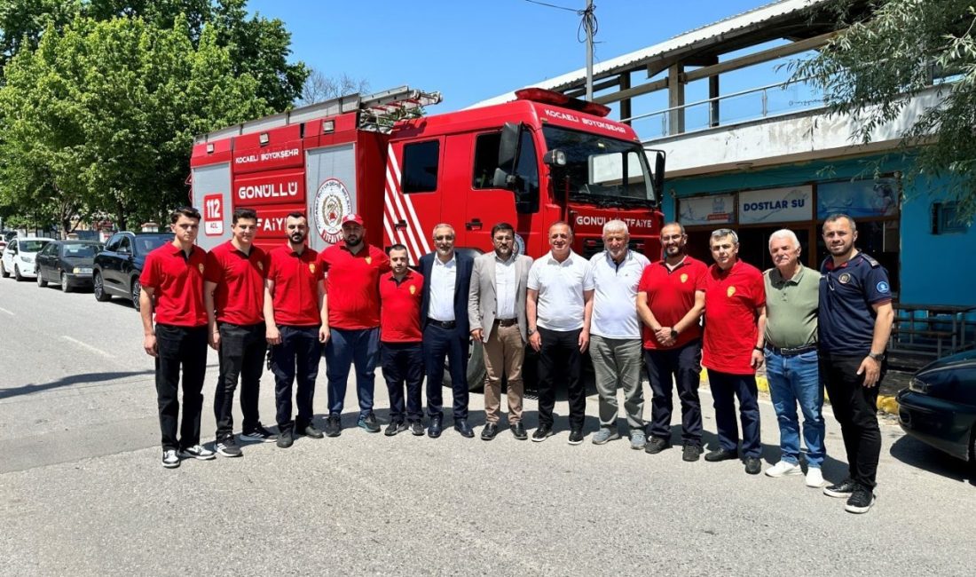 Gönüllü kahramanlara moral ziyareti Kocaeli Büyükşehir Belediyesi Genel Sekreter Yardımcısı Ebubekir Ardıç ile İtfaiye