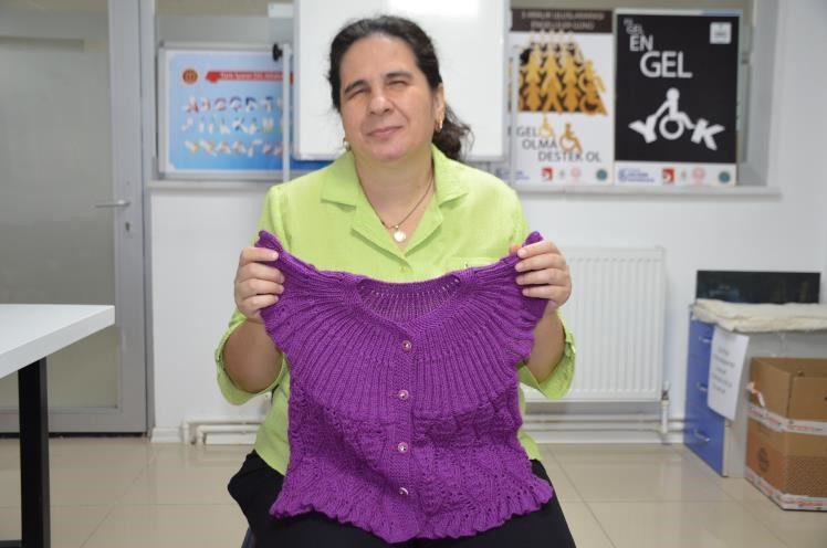 Bilecik’te yaşayan doğuştan görme engelli 3 çocuk annesi Çiler Kocaman,