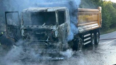 Kocaeli’nin Körfez ilçesinde alev alev yanan hafriyat kamyonu kullanılamaz hale