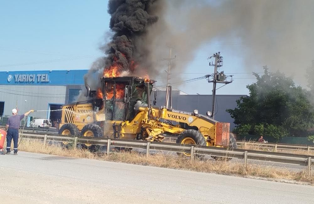 Hendek Belediyesi’nin greyderi alev topuna döndü Sakarya D-100 kara yolunda yolda seyir halindeyken alev topuna dönen