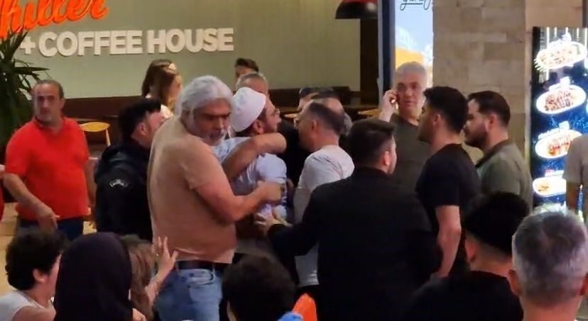 Highway Outlet AVM’de ‘adamına göre muamele’ kavgası Bolu’da bulunan Highway Outlet AVM’de bir kişi, restoranda “adamına göre