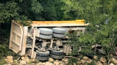 Bilecik’in Osmaneli ilçesinde hızlı tren inşaatında çalışan hafriyat kamyonunun devrilmesi
