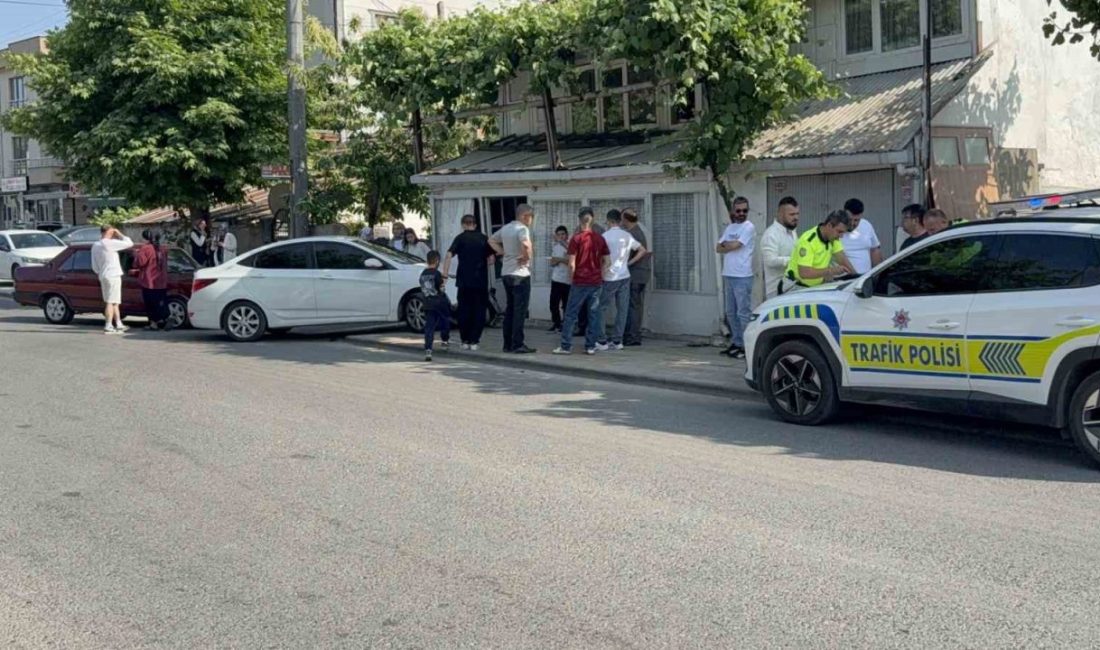 Düzce’de iki otomobilin çarpıştığı kazada duramayan otomobillerden biri evin duvarına