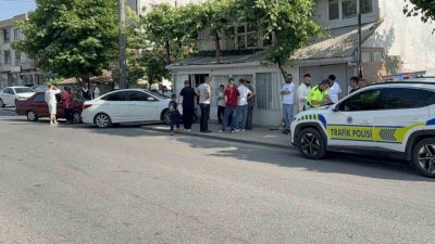 Düzce’de iki otomobilin çarpıştığı kazada duramayan otomobillerden biri evin duvarına