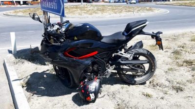 Bolu’nun Mudurnu ilçesi girişinde bulunan kavşakta motosiklet ve otomobil çarpışması