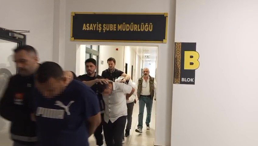 İş yeri kurşunlamasında yakalan 3 şüpheliden 2’si tutuklandı Kocaeli’nin Gölcük ilçesinde 14 Mayıs tarihinde meydana gelen iş yeri