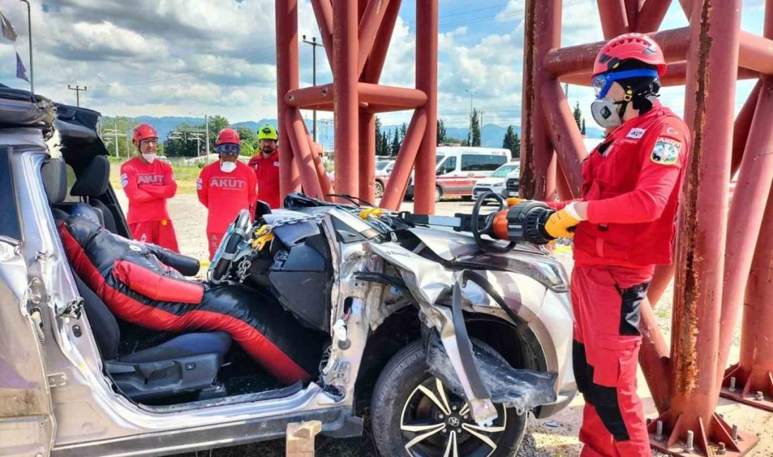 İtfaiyeden AKUT’a eğitim desteği Kocaeli Büyükşehir Belediyesi İtfaiyesi, AKUT gönüllülerine iki gün süreli “Trafik