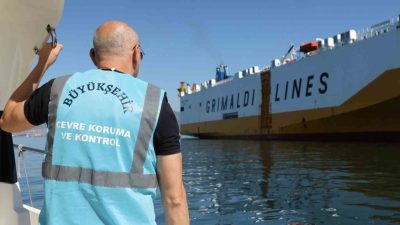 İzmit Körfezi’nde düzenli günlük denetimler yapılarak denizi kirleten gemi ve