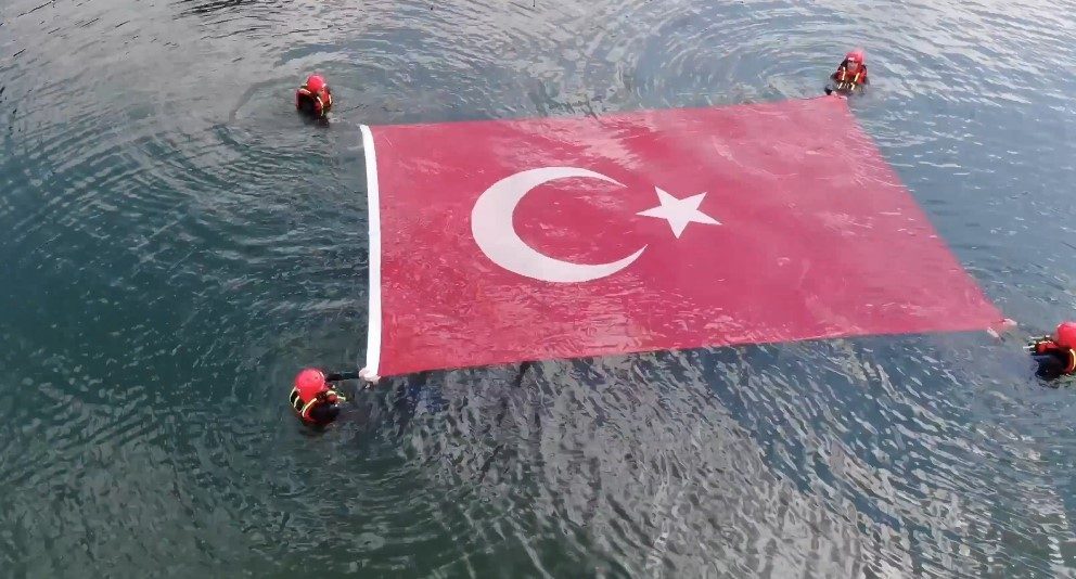 Jandarma 186. yılını böyle kutladı: Gölün içinde Türk bayrağı açtılar Jandarma Teşkilatı’nın 186’ncı kuruluş yıl dönümü kutlamaları kapsamında Bolu İl