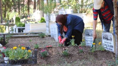 Kocaeli Büyükşehir Belediyesi, arefe günü il genelindeki mezarlıkları ziyarete eden
