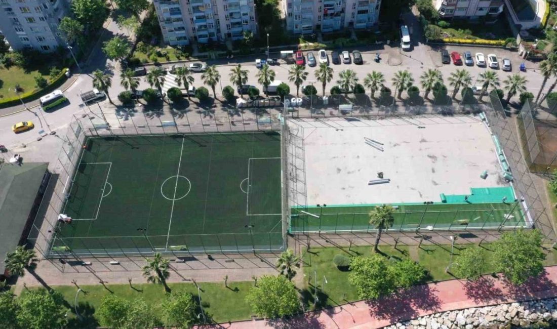 Kocaeli Büyükşehir Belediyesi, Karamürsel ilçesindeki halı sahaları yeniledi. Bir taraftan