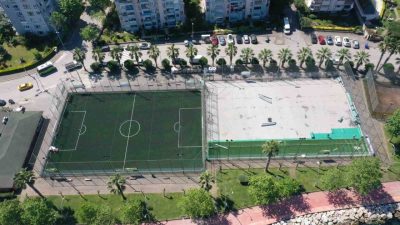 Kocaeli Büyükşehir Belediyesi, Karamürsel ilçesindeki halı sahaları yeniledi. Bir taraftan