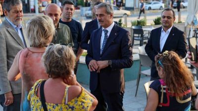 Sakarya Büyükşehir Belediye Başkanı Yusuf Alemdar, Karasu Sahili’nde vatandaşlarla buluştu.