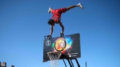 Kocaeli’de gerçekleştirilen Karneval Kılavuz Çocuk Şenliği’nde minikler ve gençler, eğlencenin